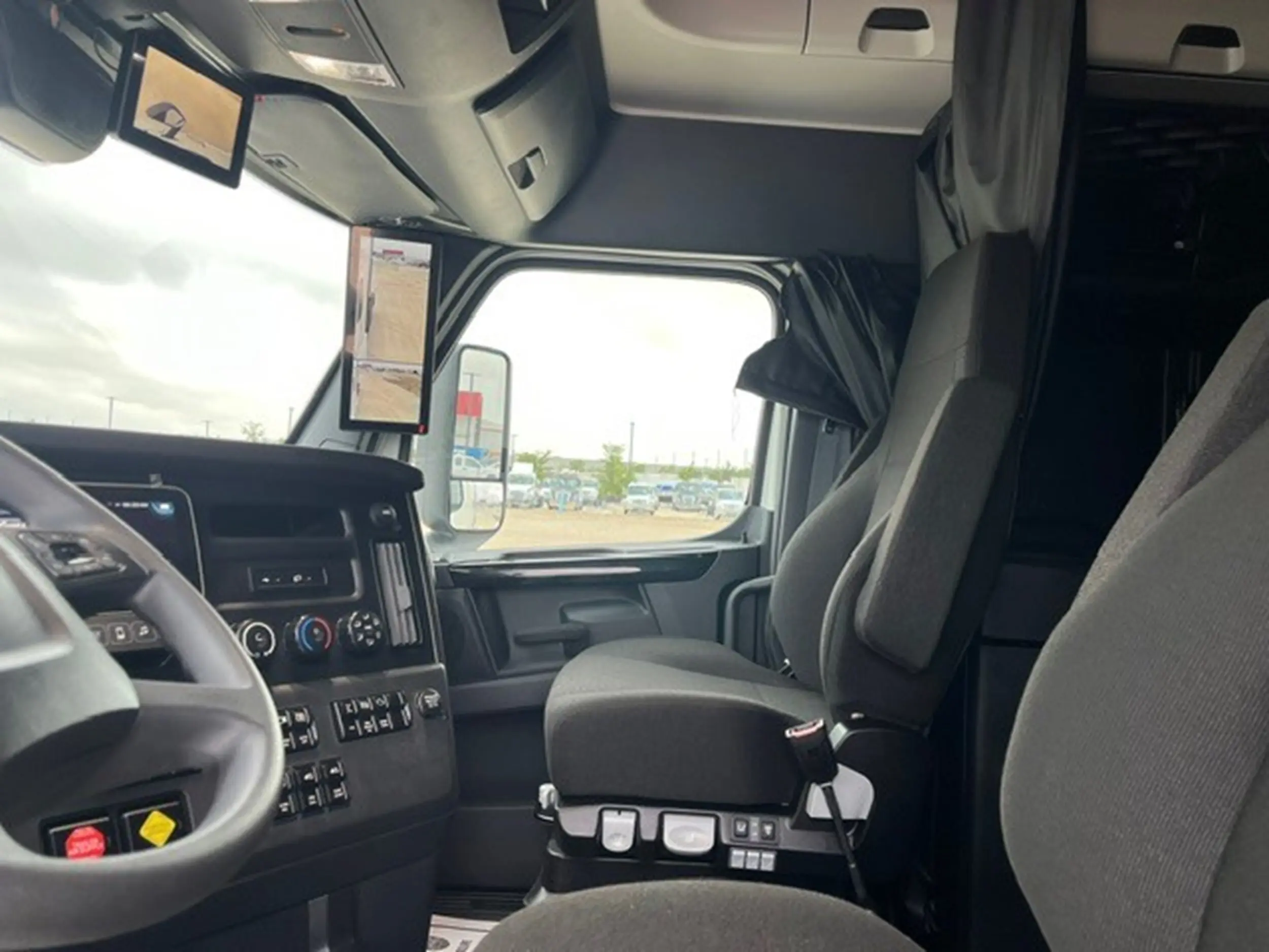 2026 Freightliner Cascadia — photo 11