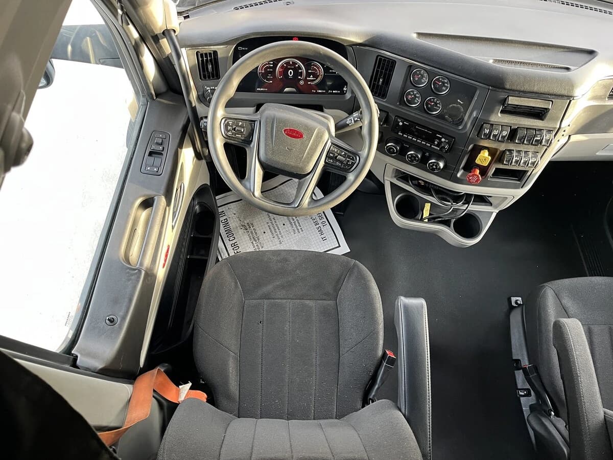 2023 Peterbilt 579 — photo 29
