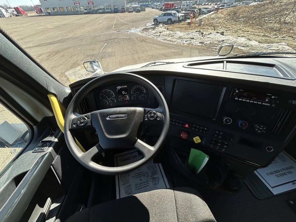 2026 Freightliner Cascadia — photo 11