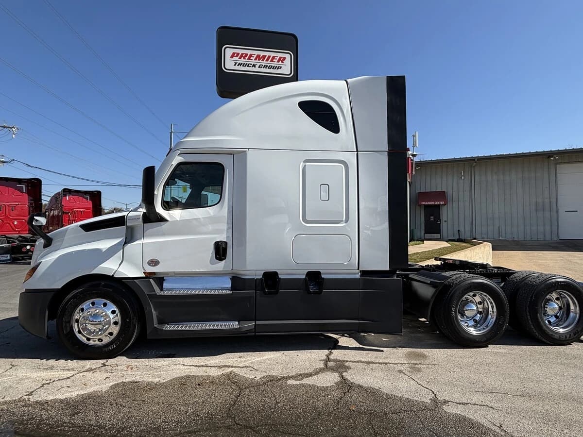 2024 Freightliner Cascadia — photo 8