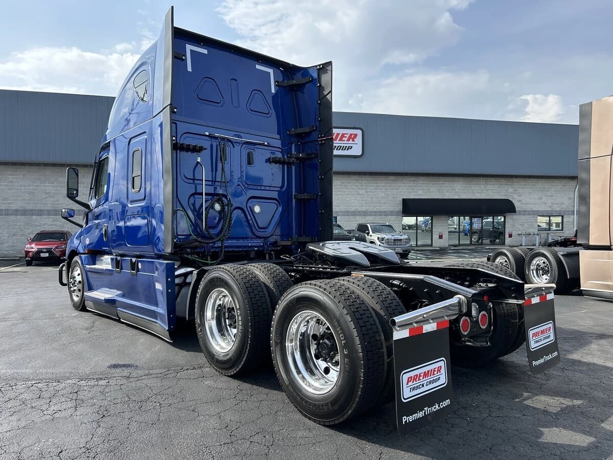 2023 Freightliner Cascadia — photo 3