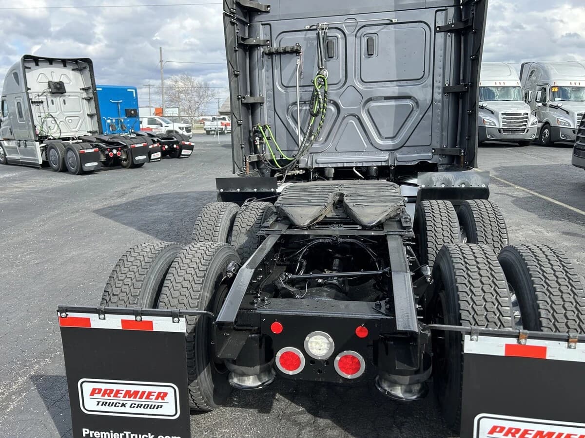 2021 Freightliner Cascadia — photo 5