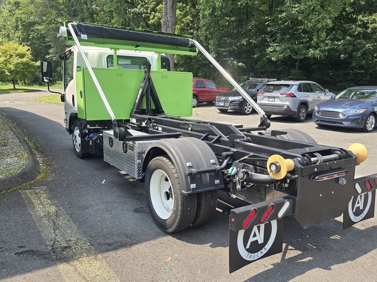 2024 Isuzu NRR — photo 3