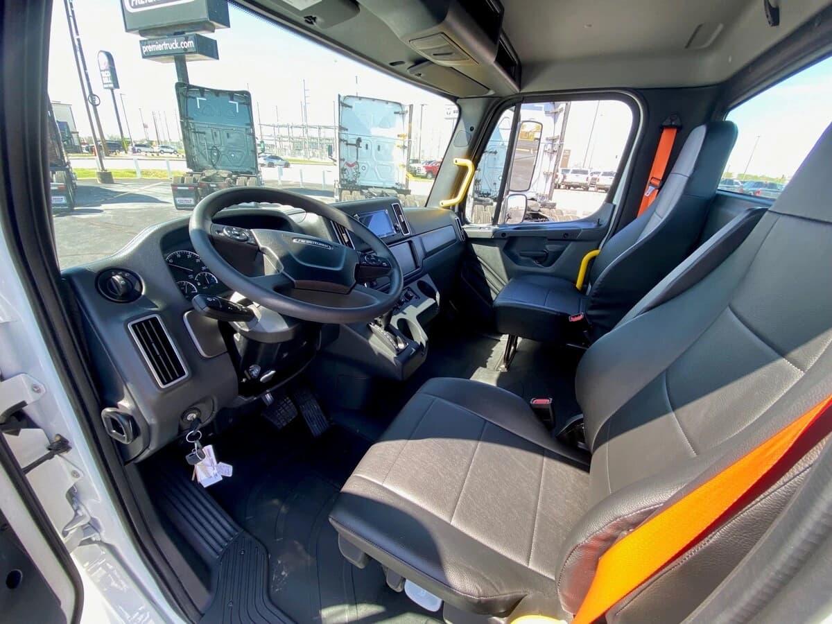 2027 Freightliner M2 106 — photo 11