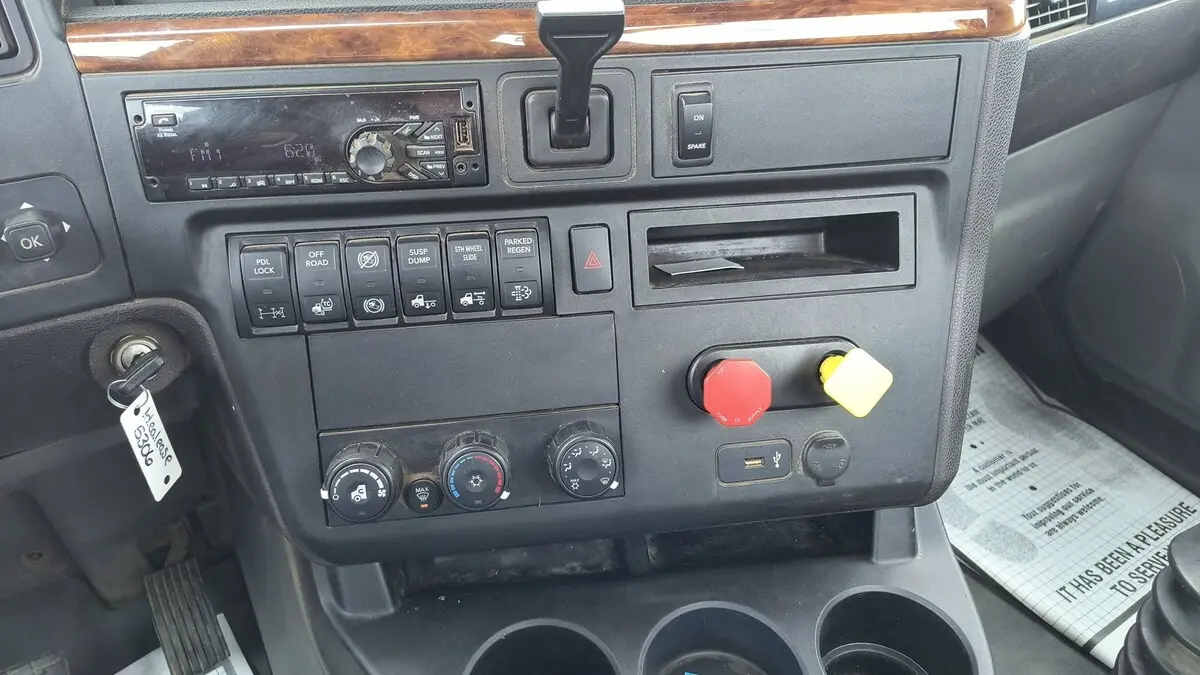 2018 International LT — photo 7