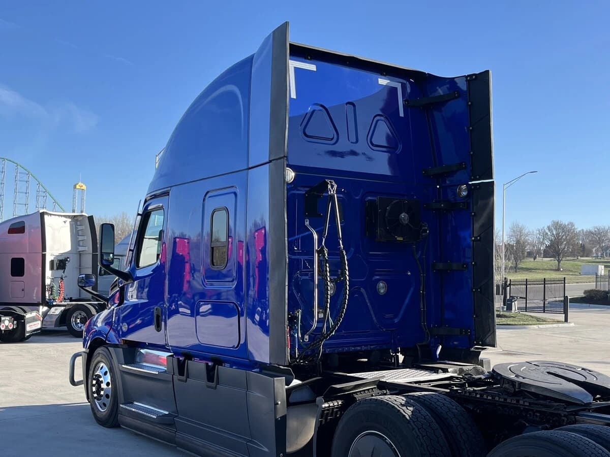 2022 Freightliner Cascadia — photo 8