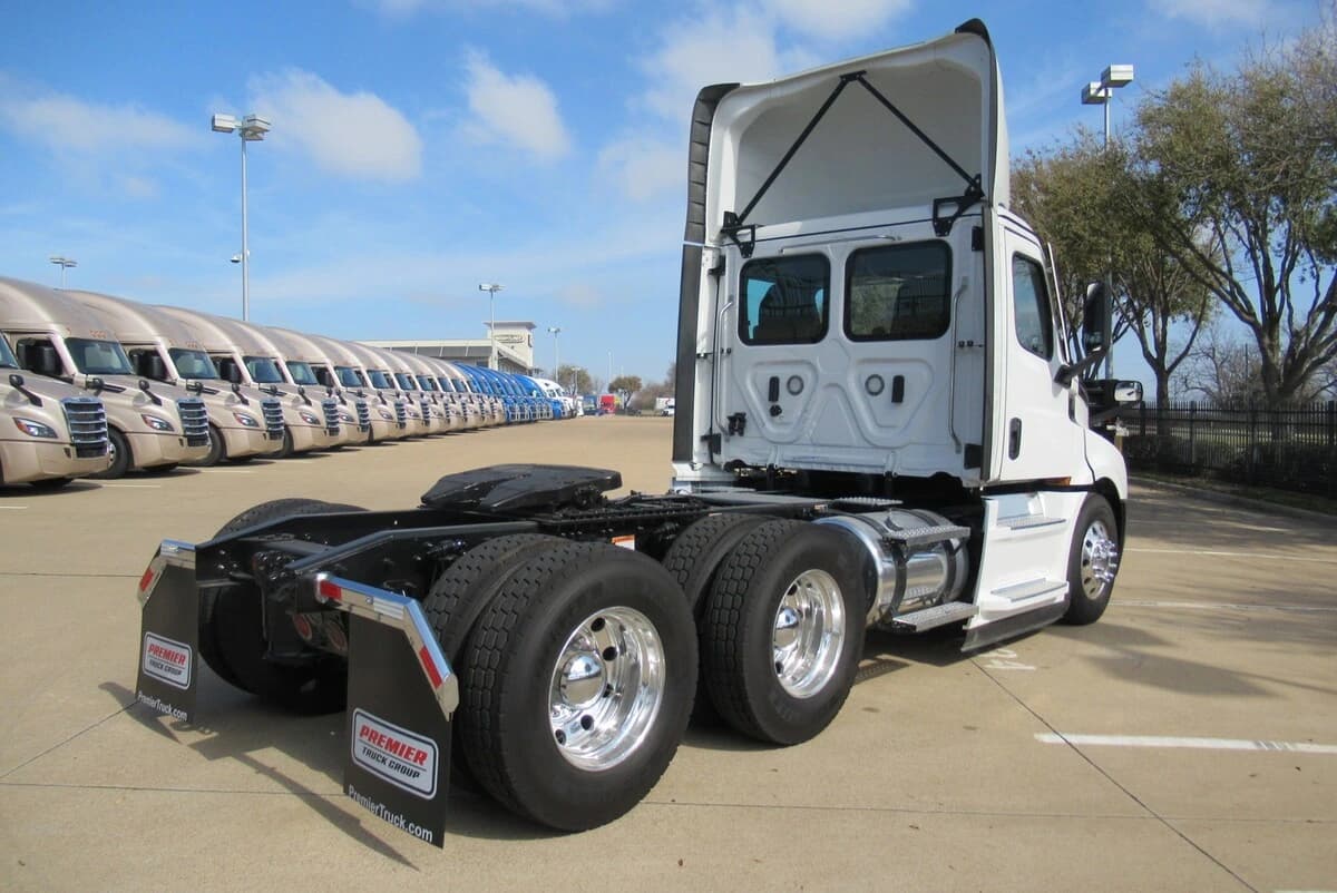 2023 Freightliner Cascadia — photo 4
