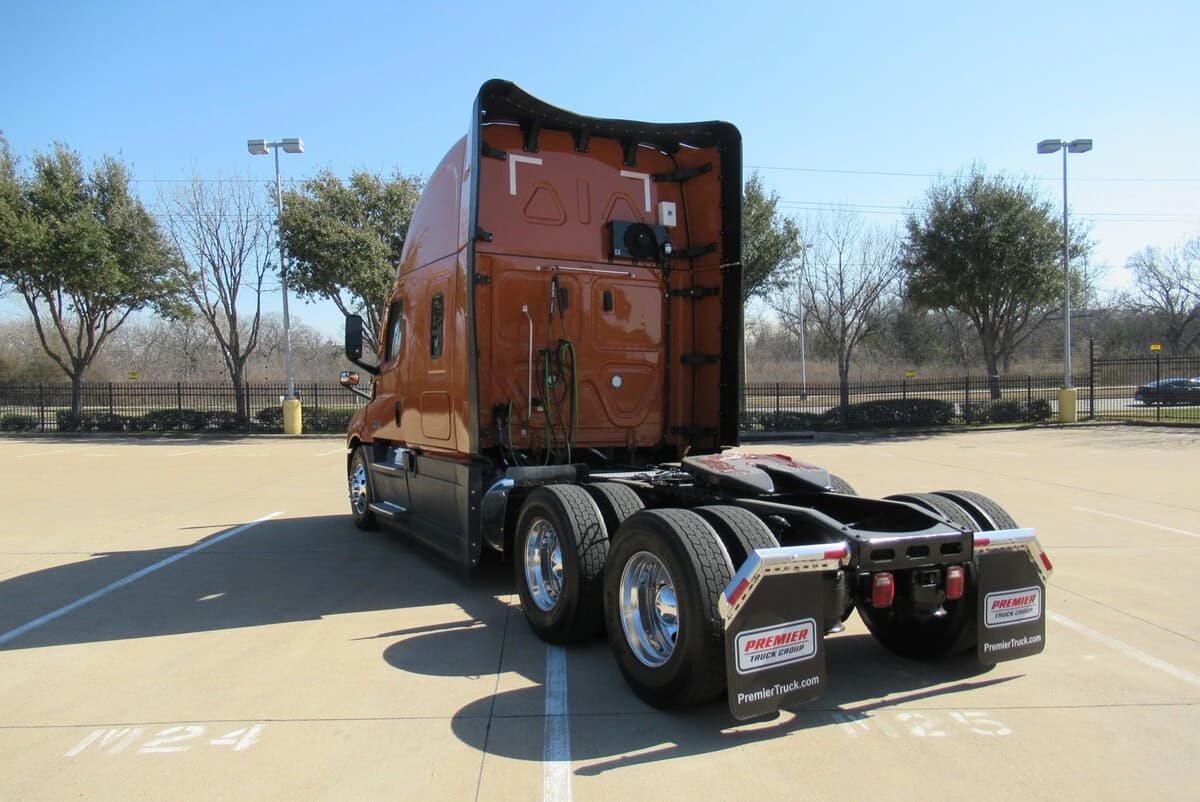 2025 Freightliner Cascadia — photo 3