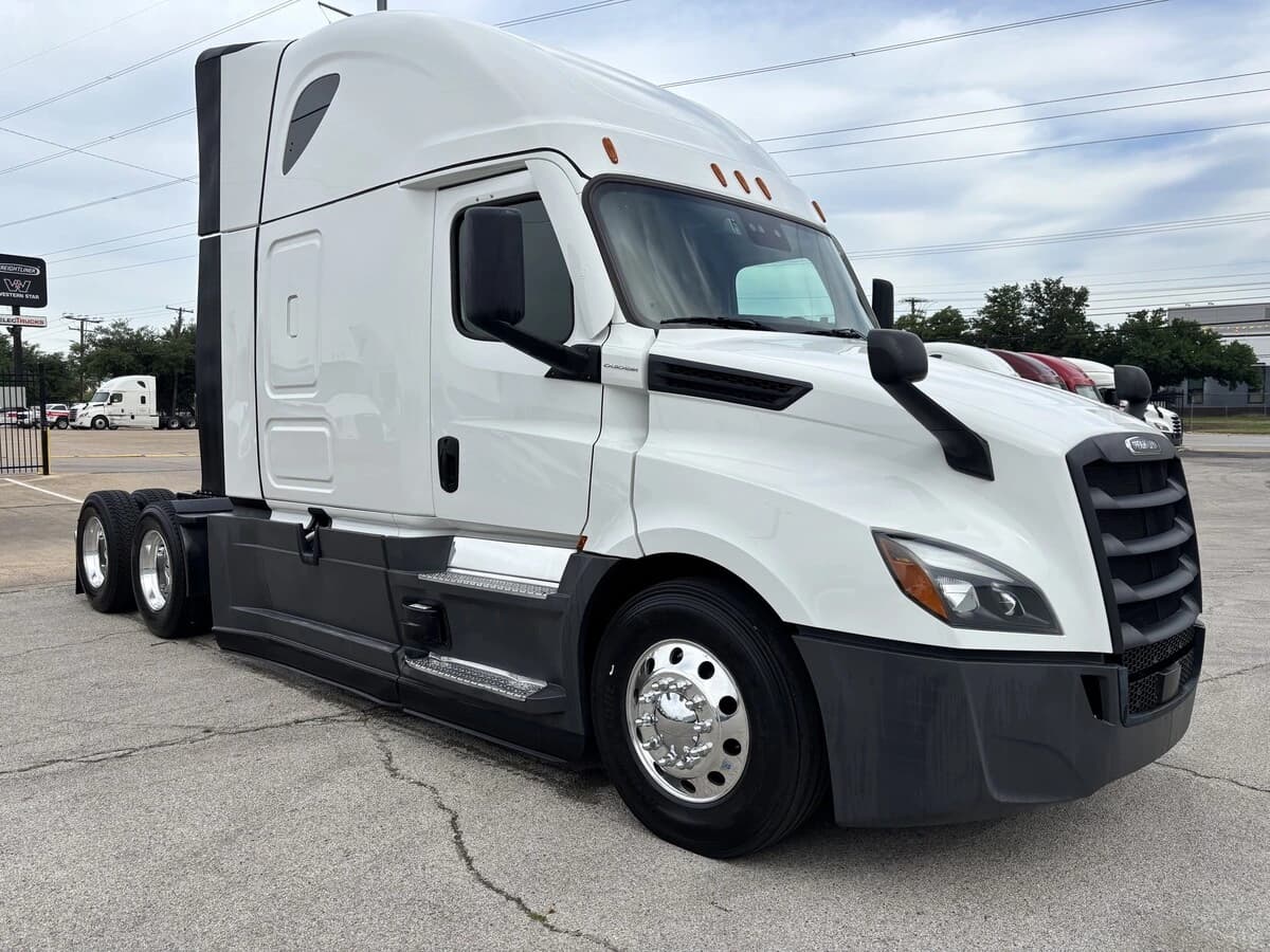 2025 Freightliner Cascadia — photo 3