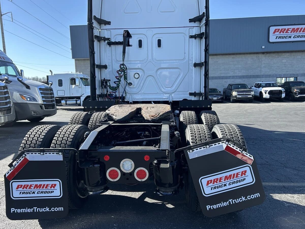 2024 Freightliner Cascadia — photo 5