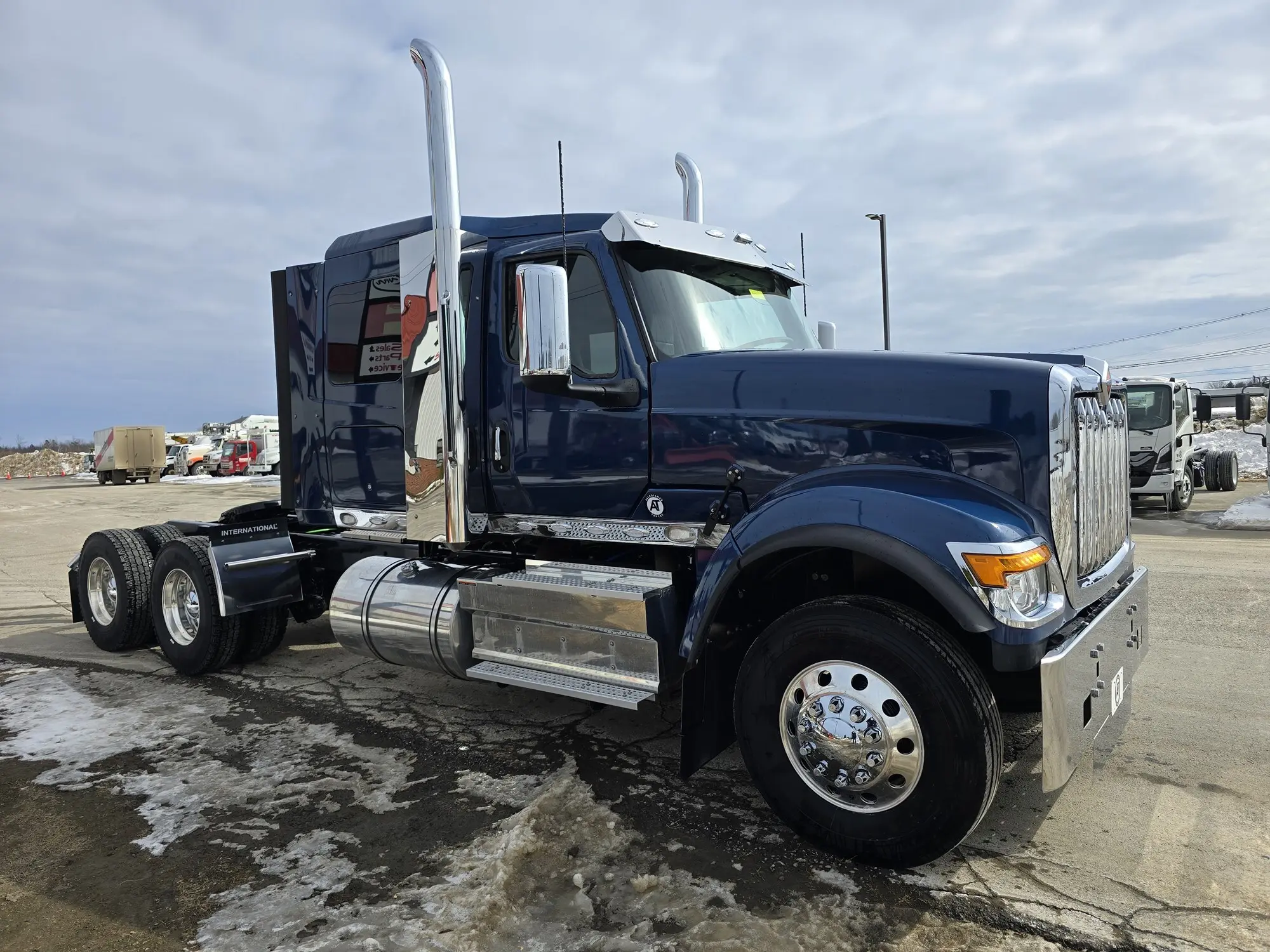 2025 International HX — photo 3