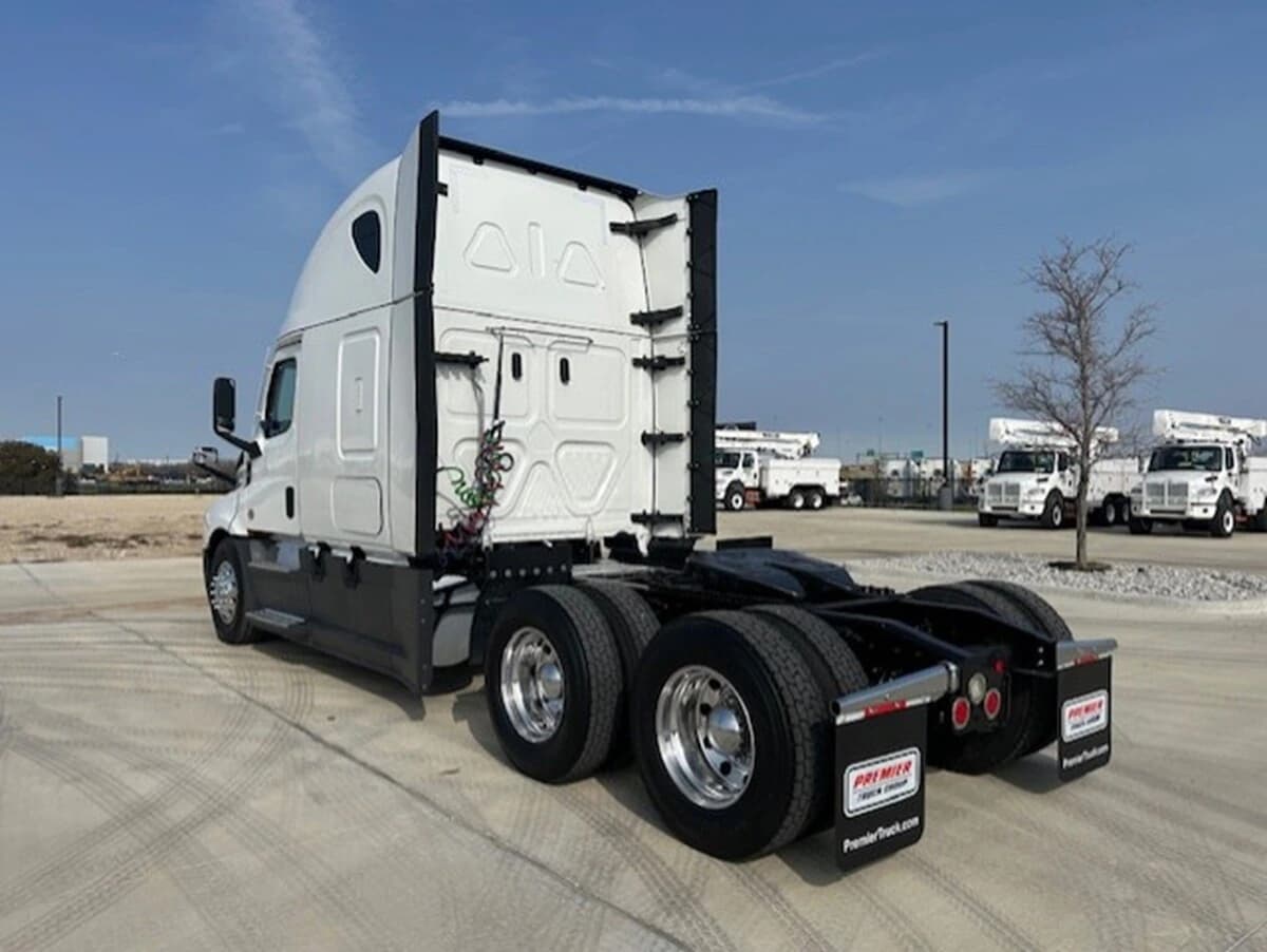 2023 Freightliner Cascadia — photo 3