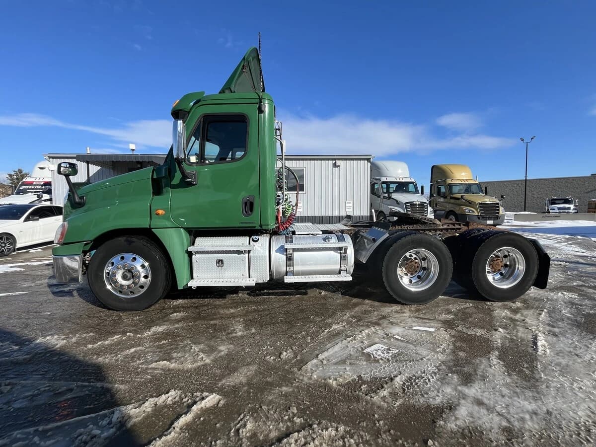 2012 Freightliner Cascadia — photo 13