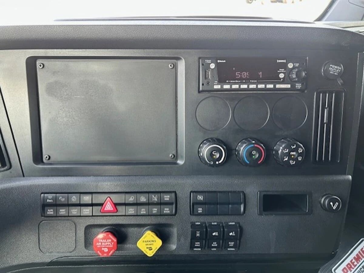 2023 Freightliner Cascadia — photo 21