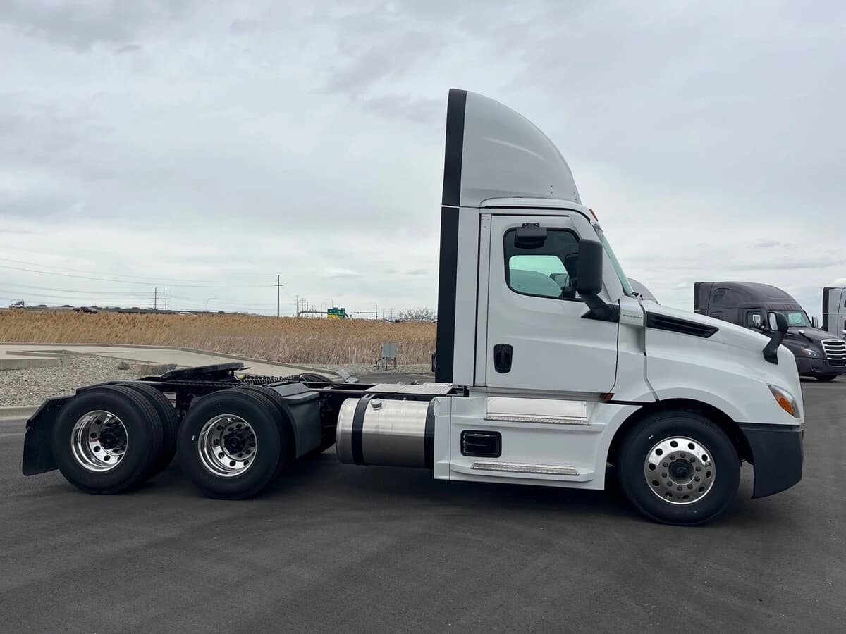 2027 Freightliner Cascadia — photo 4