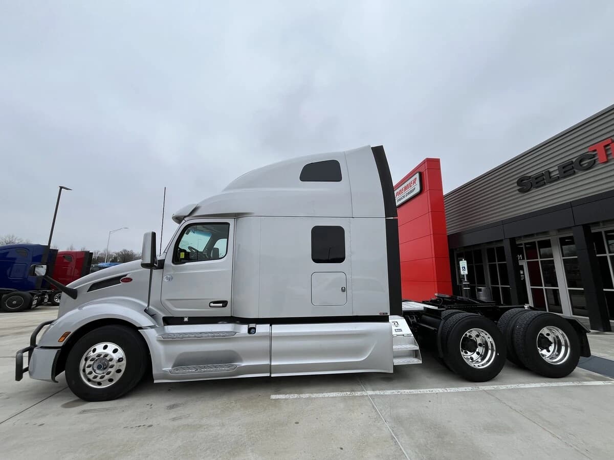 2023 Peterbilt 579 — photo 2