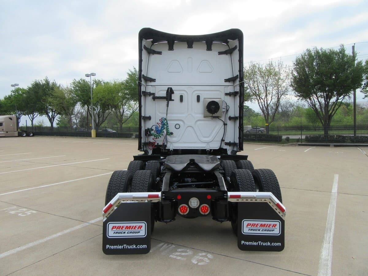 2025 Freightliner Cascadia — photo 8