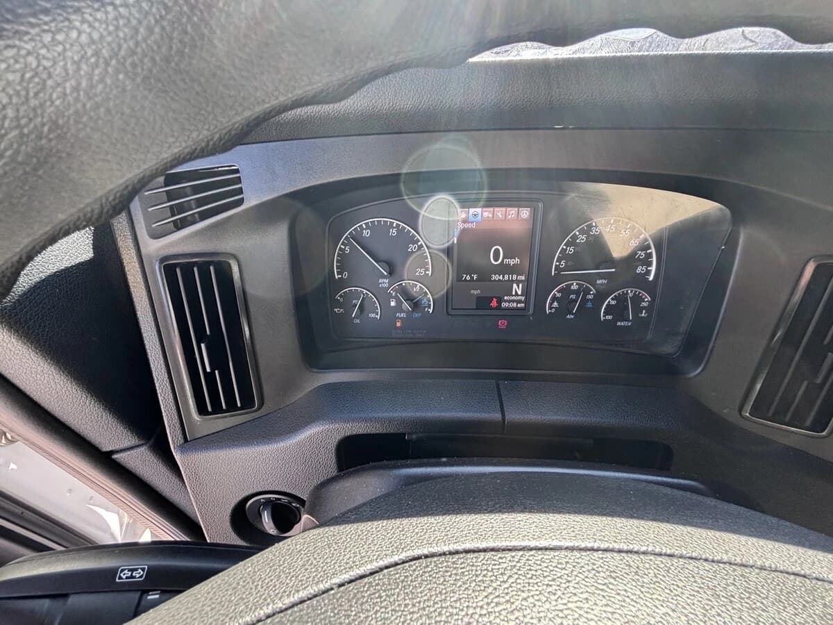 2025 Freightliner Cascadia — photo 11