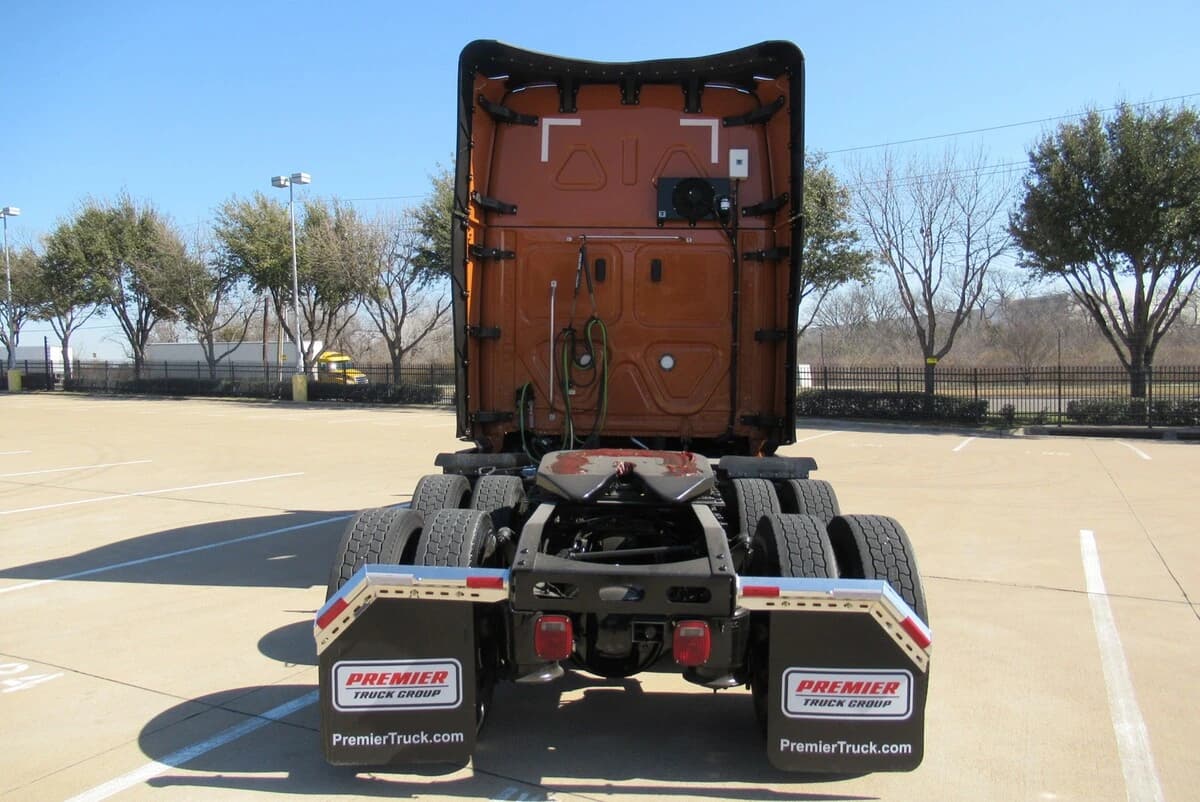 2025 Freightliner Cascadia — photo 8