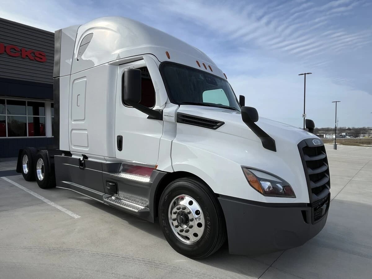 2024 Freightliner Cascadia — photo 6