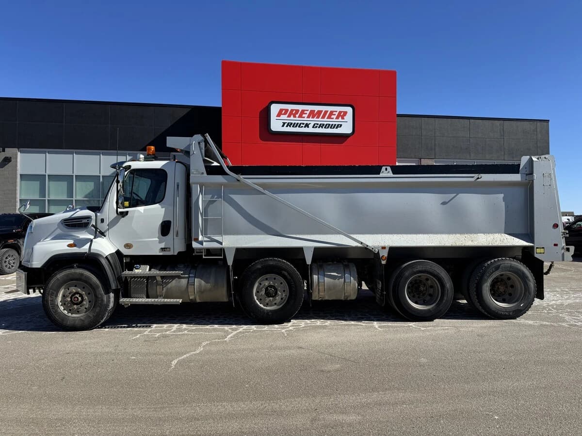 2022 Freightliner 114SD — photo 2