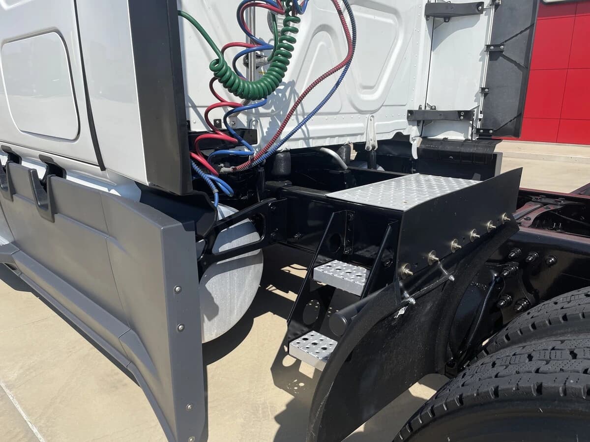 2023 Freightliner Cascadia — photo 10