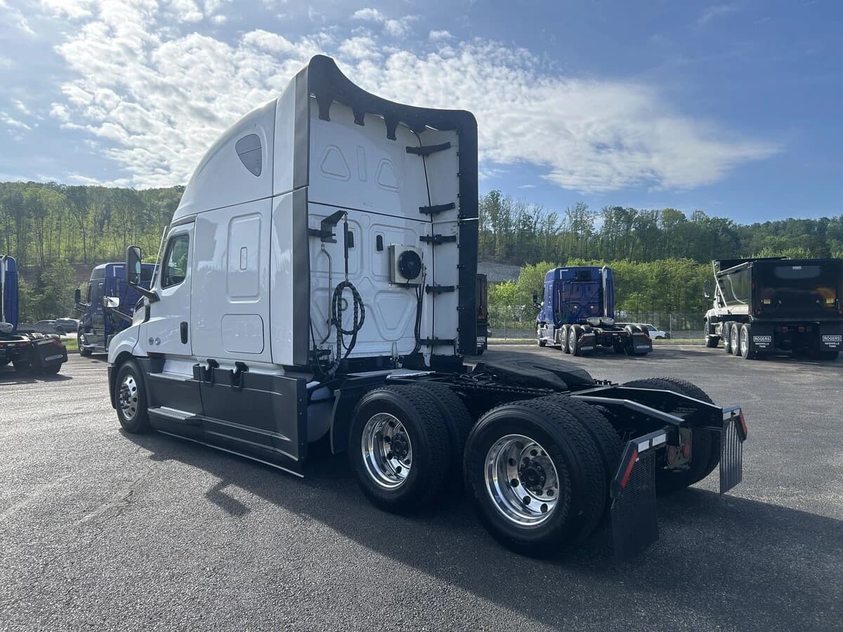 2025 Freightliner Cascadia — photo 3