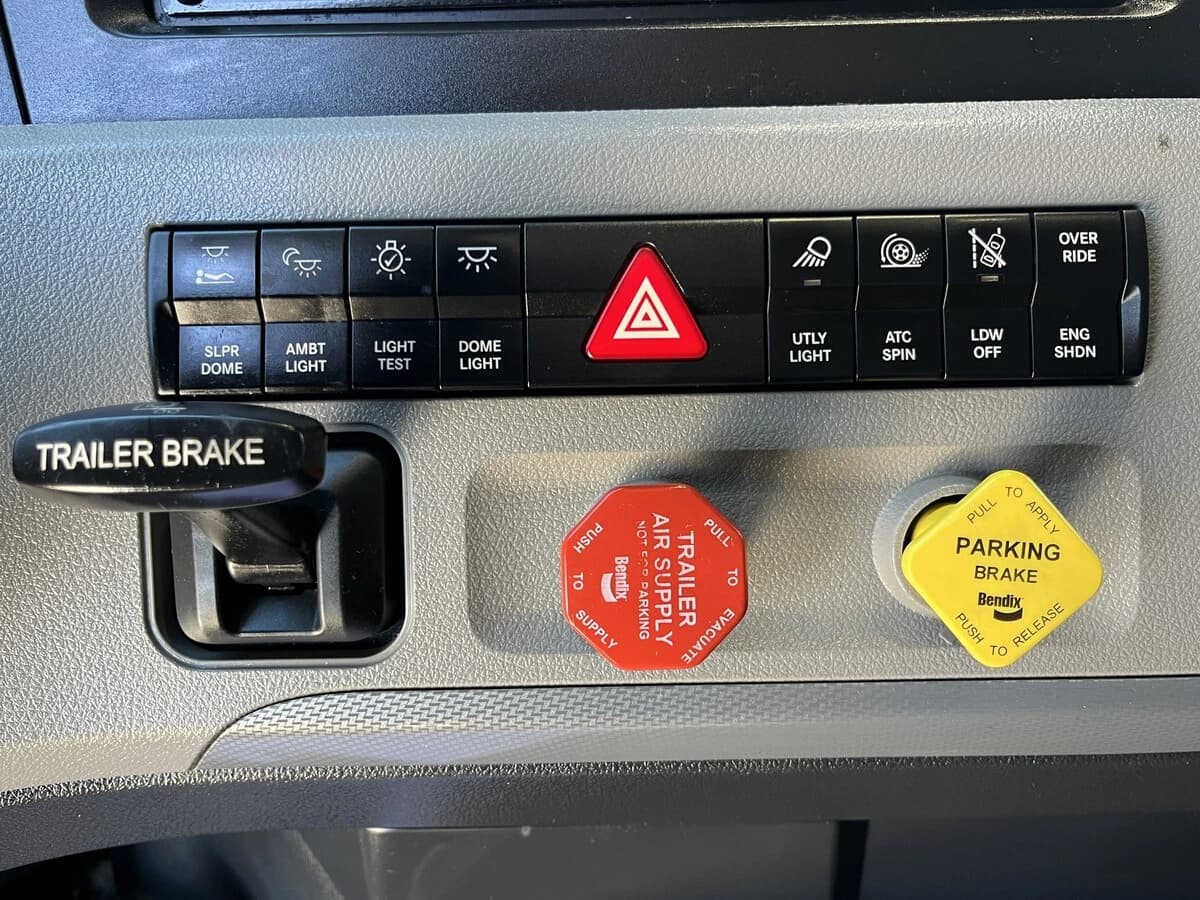 2022 Freightliner Cascadia — photo 24