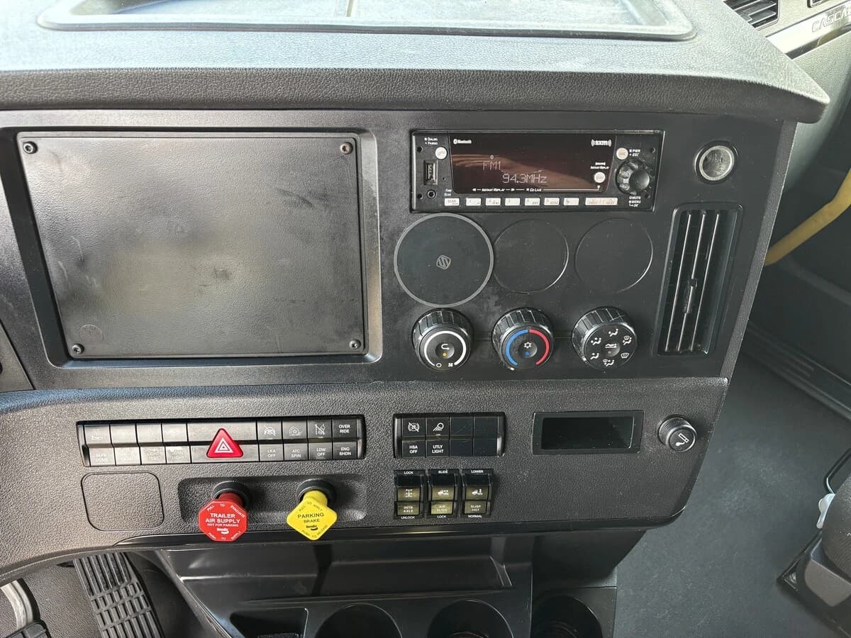 2024 Freightliner Cascadia — photo 10