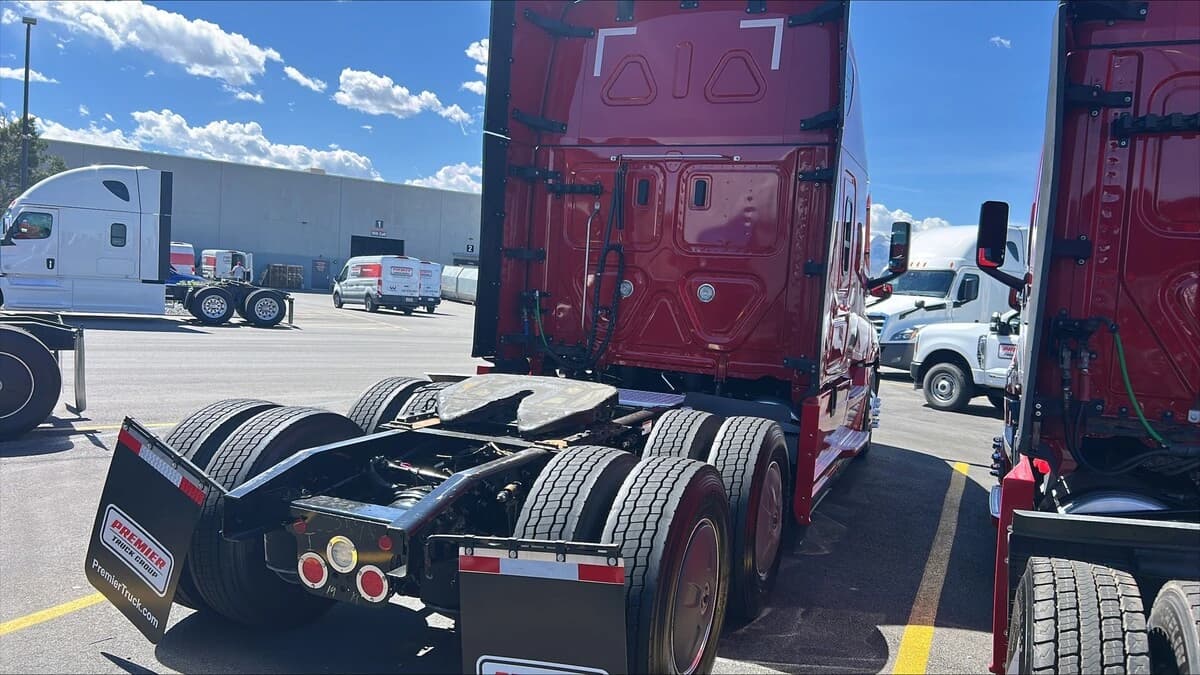 2022 Freightliner Cascadia — photo 2
