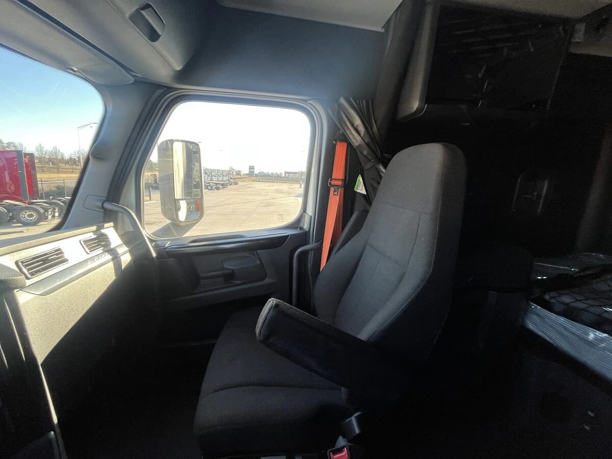 2023 Freightliner Cascadia — photo 21