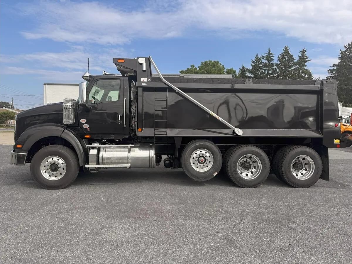 2026 International HX — photo 2