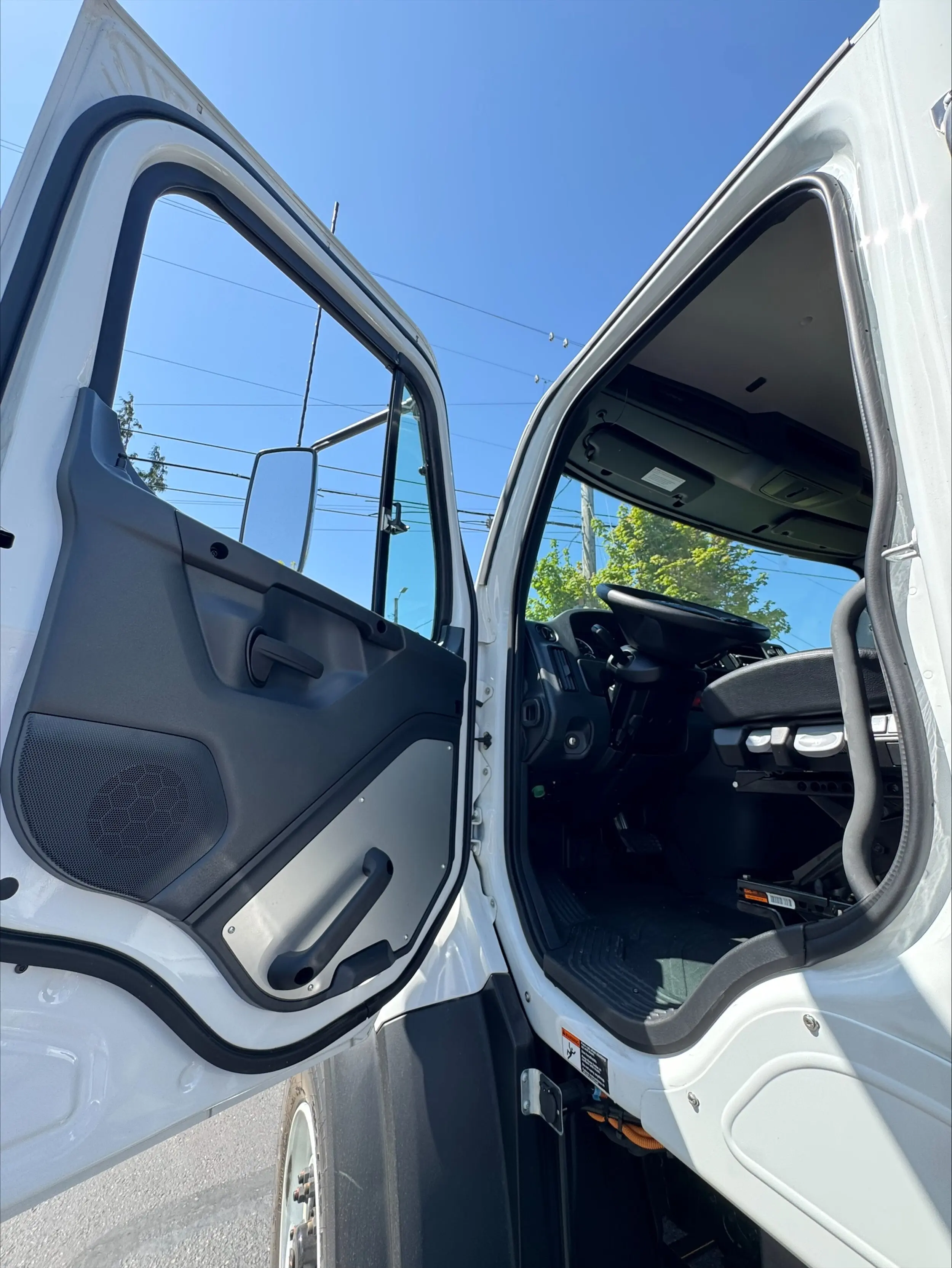 2025 Freightliner 114SD — photo 7