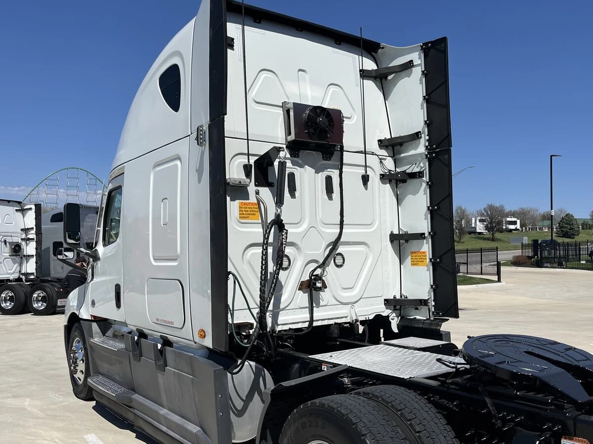 2021 Freightliner Cascadia — photo 18