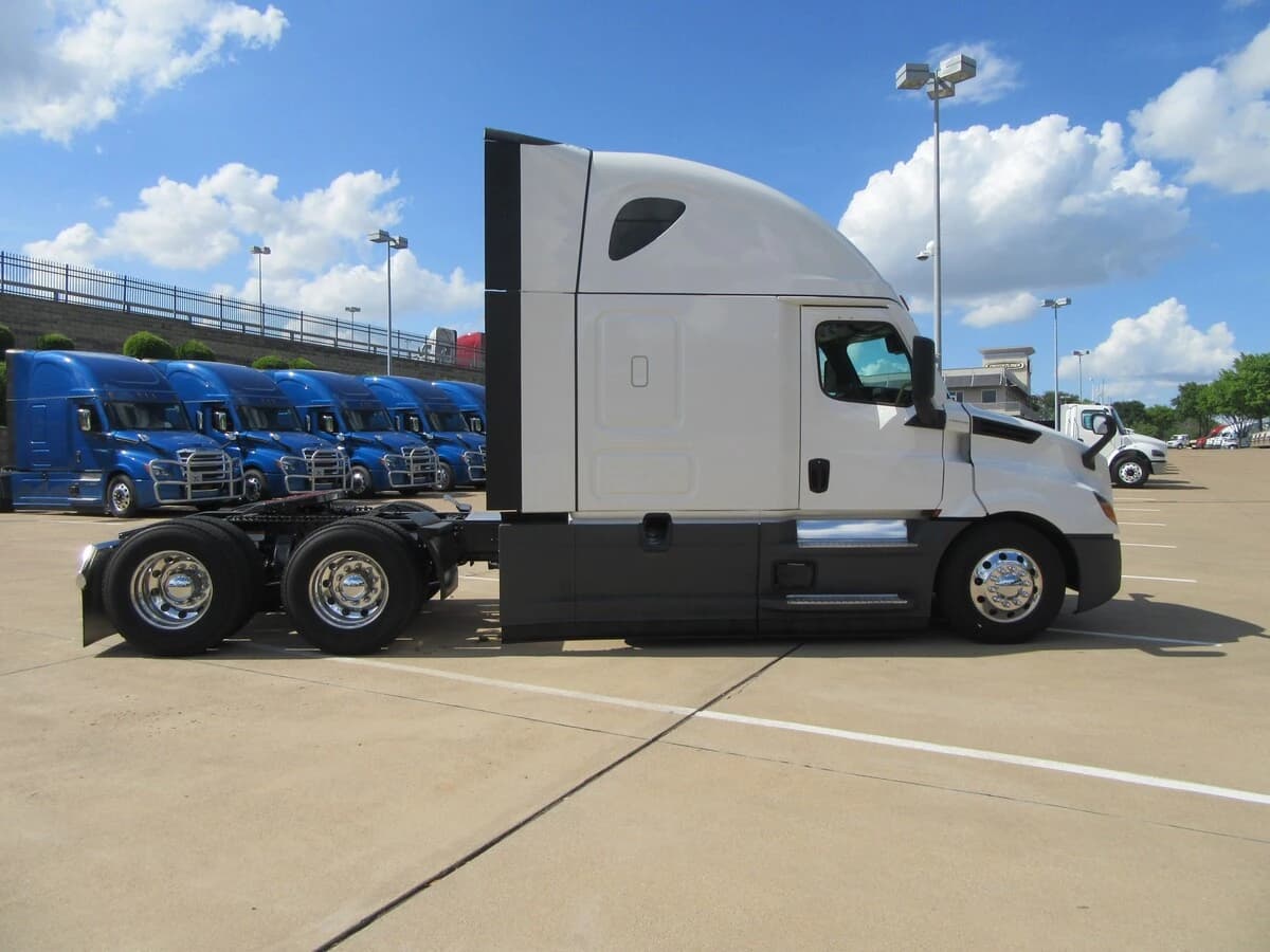 2025 Freightliner Cascadia — photo 5