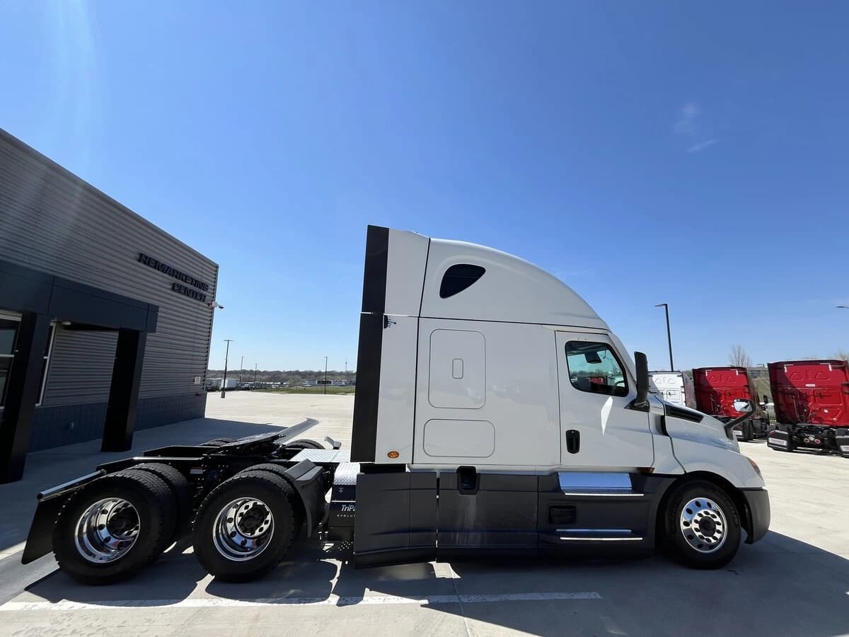 2021 Freightliner Cascadia — photo 23