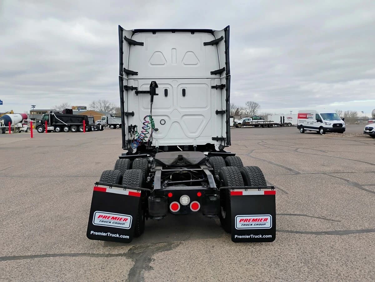 2024 Freightliner Cascadia — photo 6