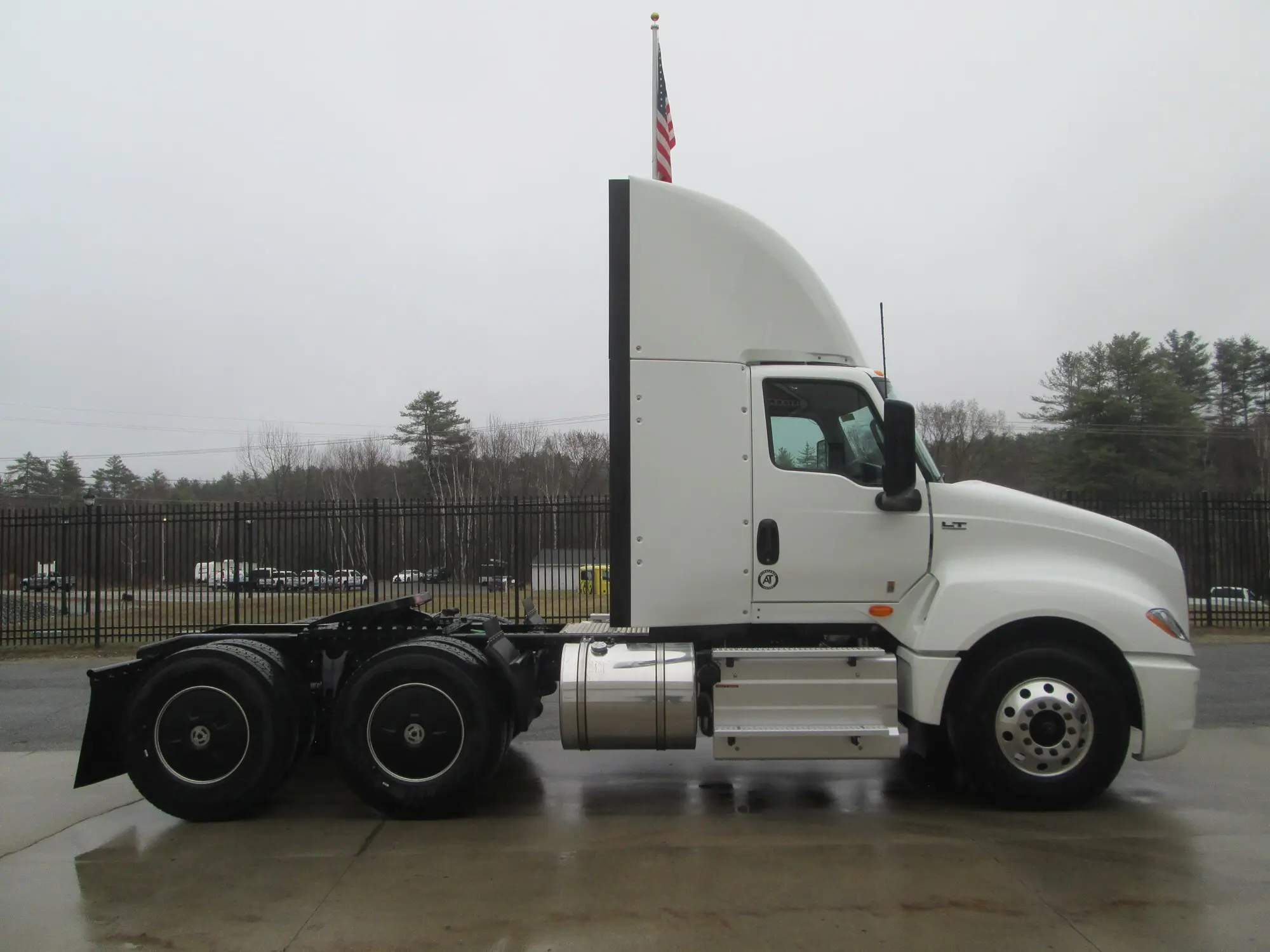 2025 International LT — photo 3