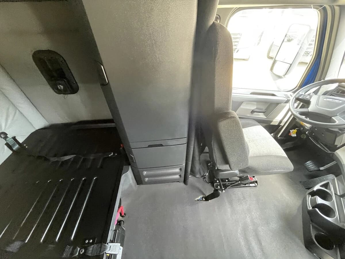 2021 Freightliner Cascadia — photo 30