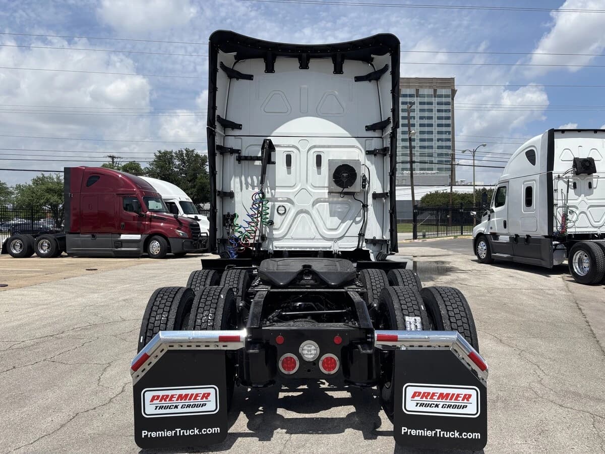 2025 Freightliner Cascadia — photo 6