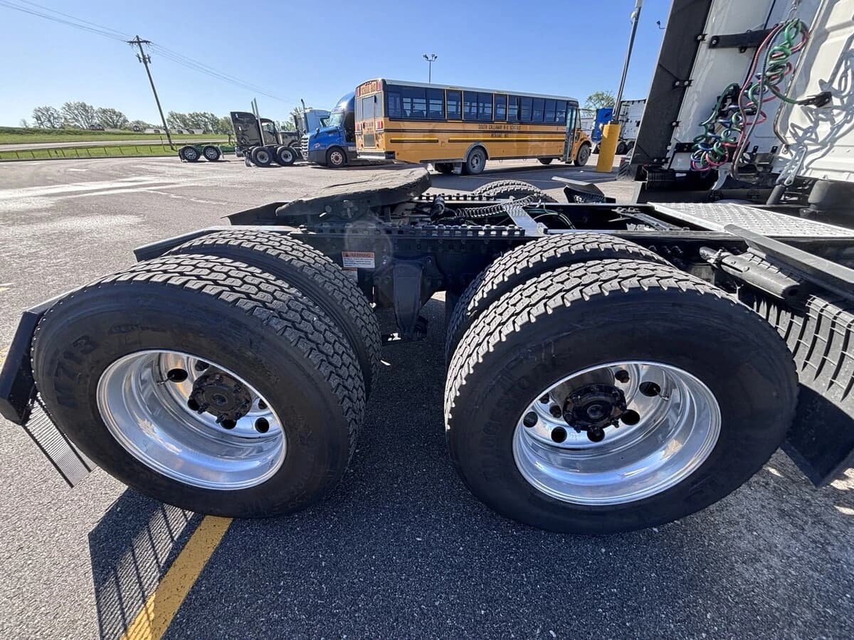2025 Freightliner Cascadia — photo 5