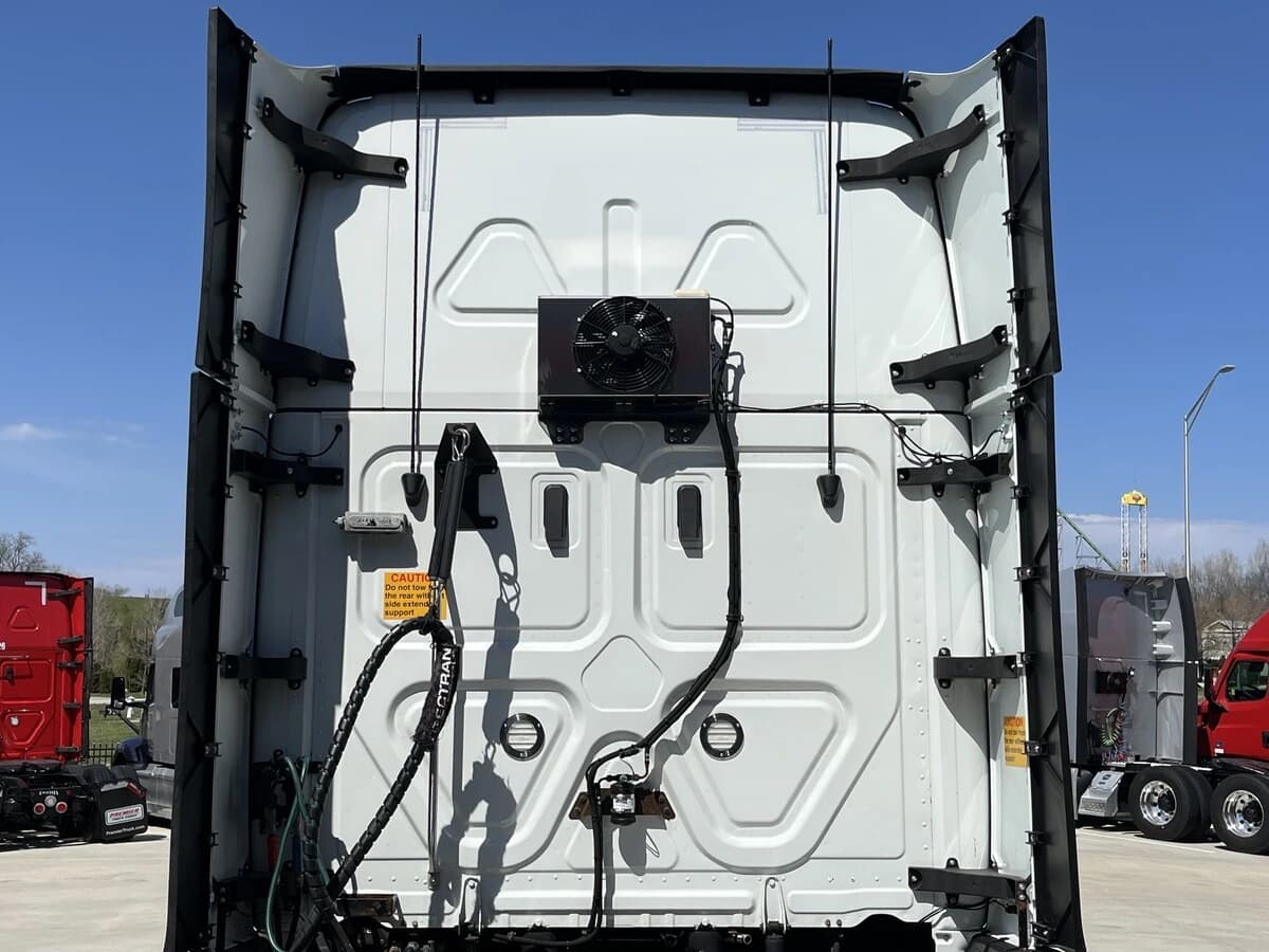 2021 Freightliner Cascadia — photo 20