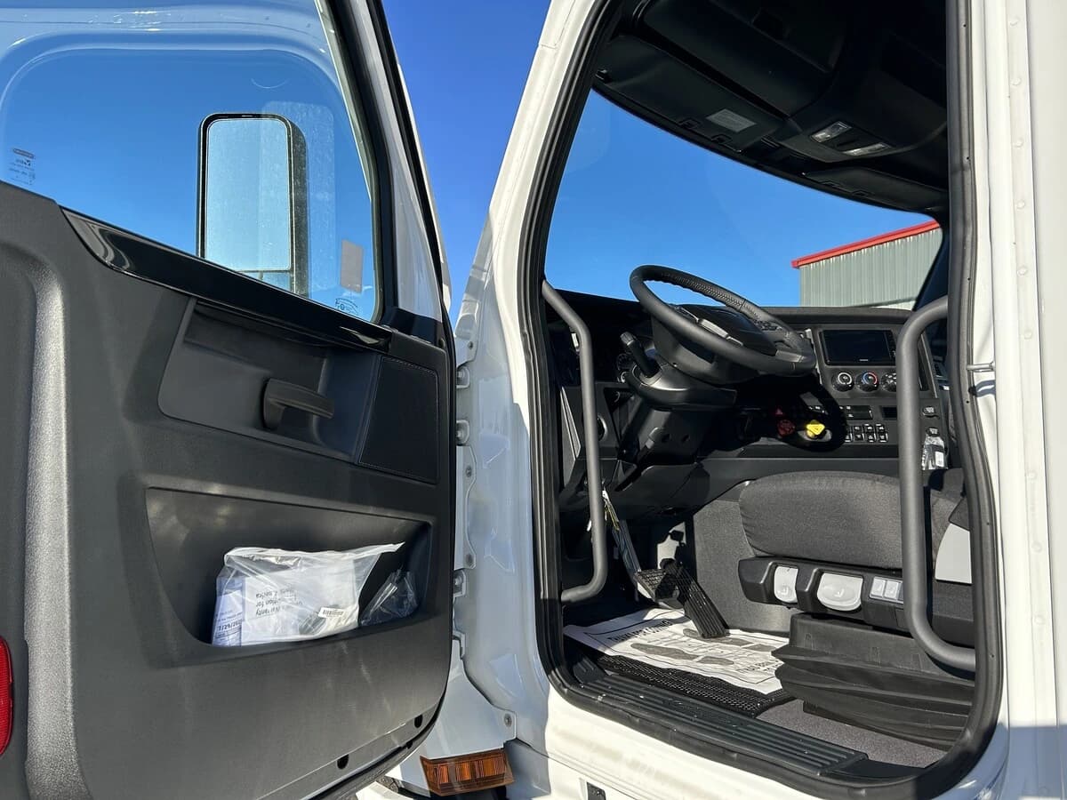 2026 Freightliner Cascadia — photo 9