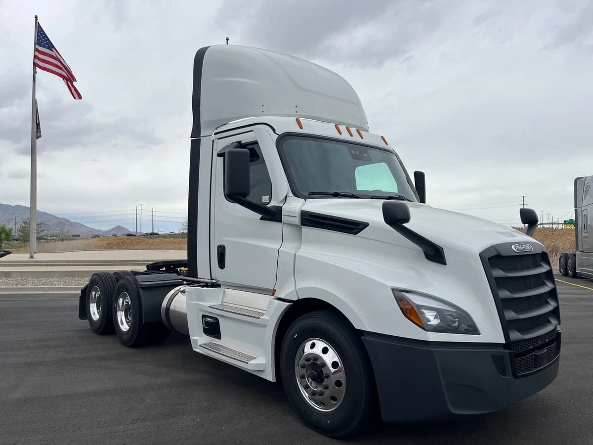 2027 Freightliner Cascadia — photo 3