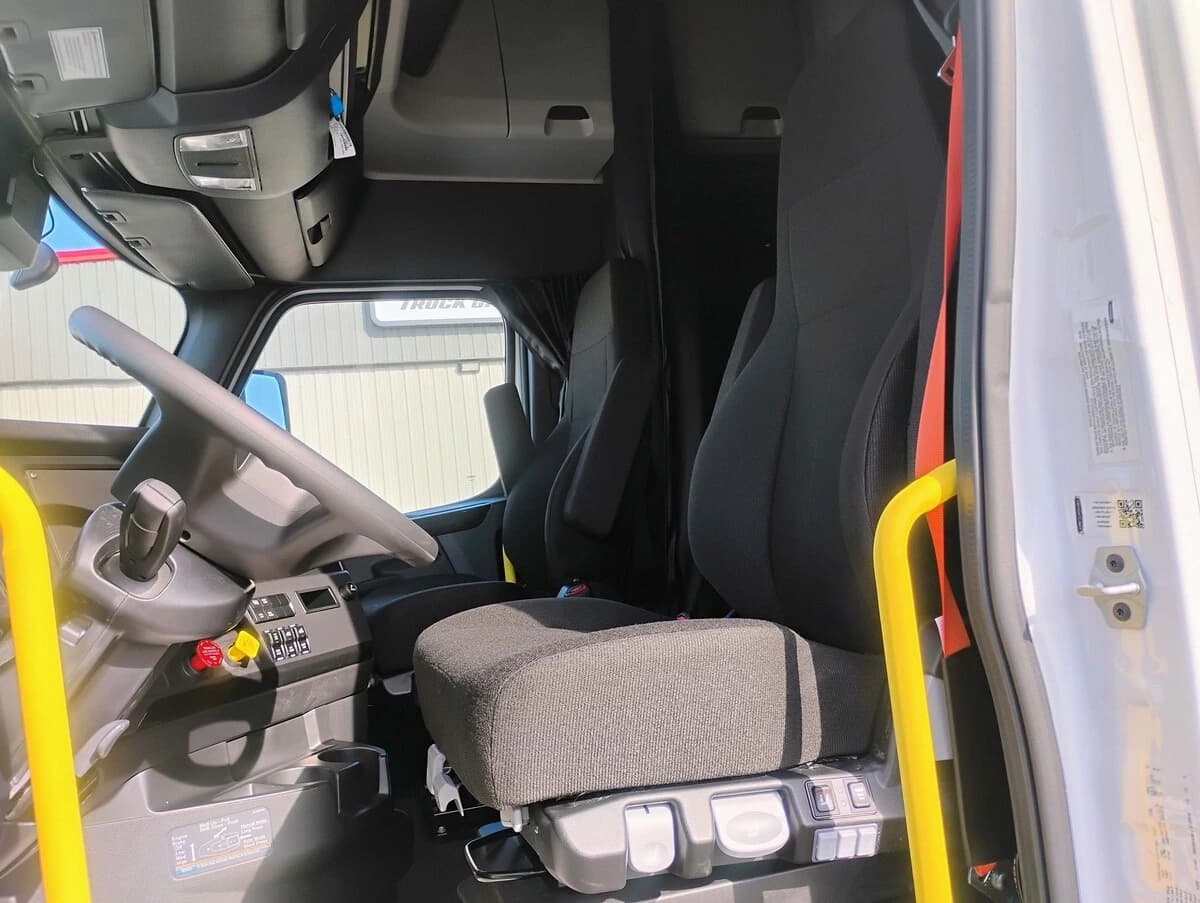 2026 Freightliner Cascadia — photo 17