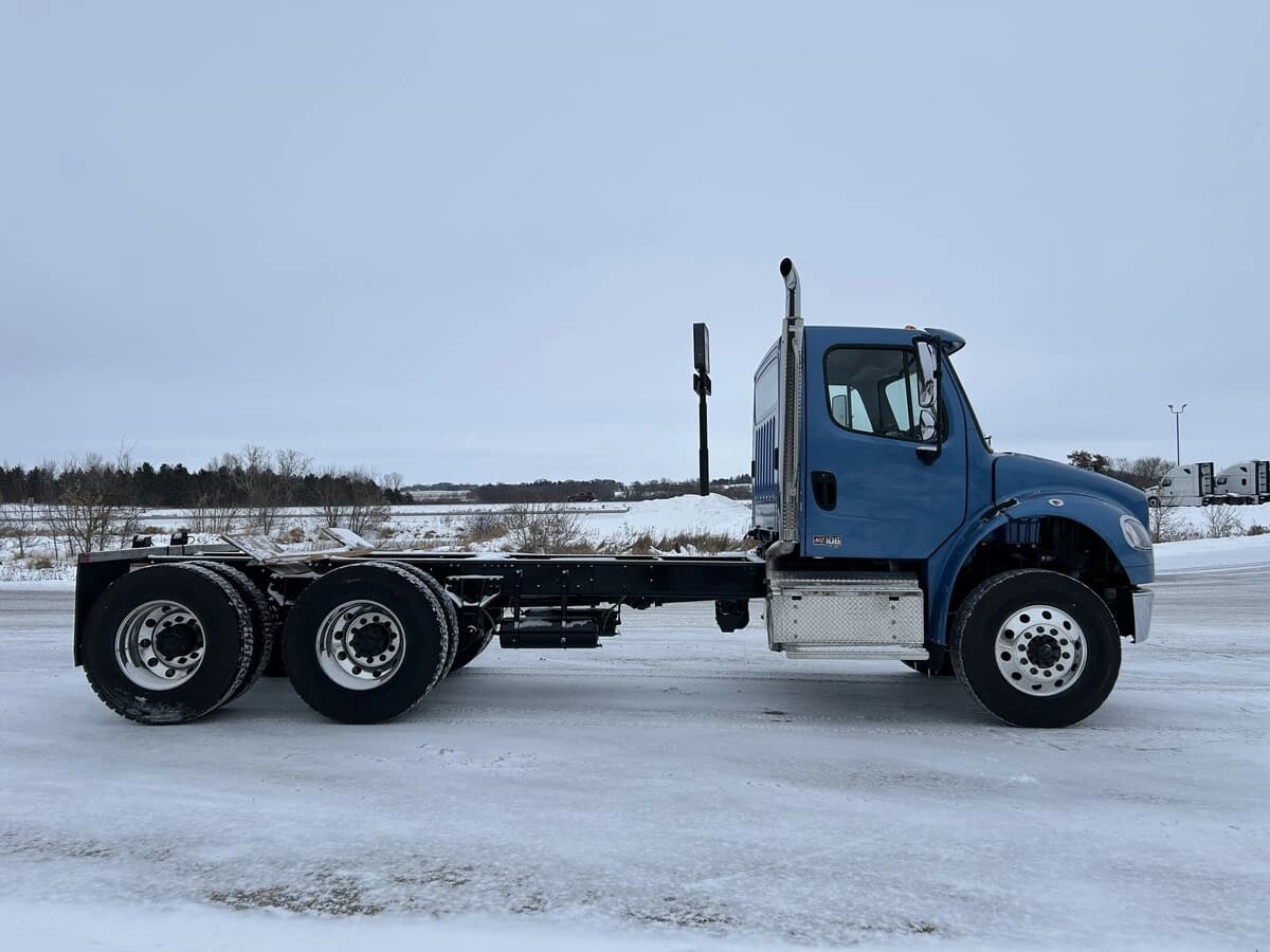 2025 Freightliner M2 106 — photo 4