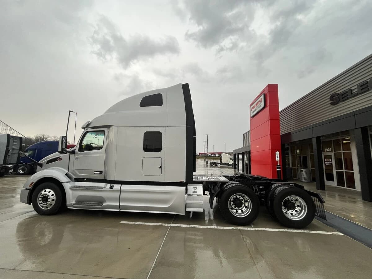 2023 Peterbilt 579 — photo 2