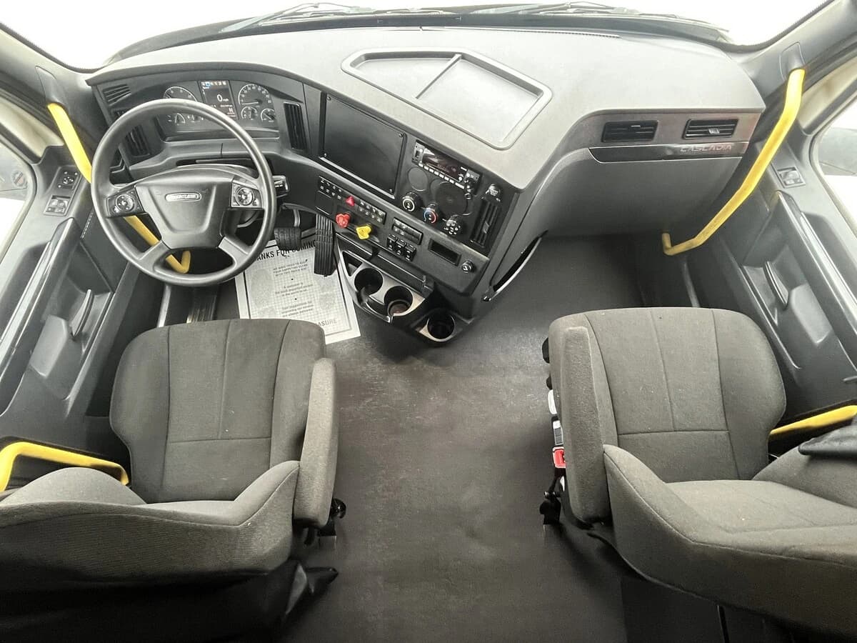 2021 Freightliner Cascadia — photo 13