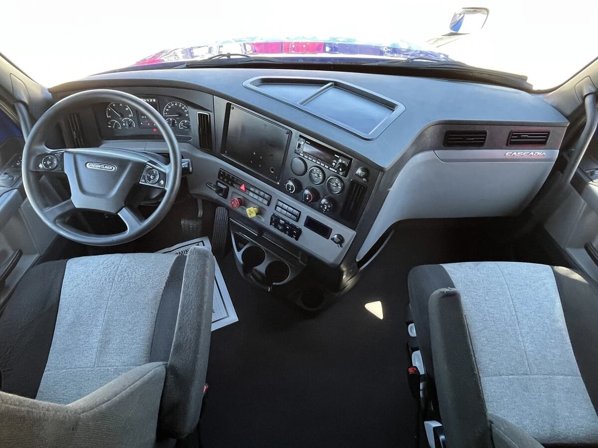 2022 Freightliner Cascadia — photo 34