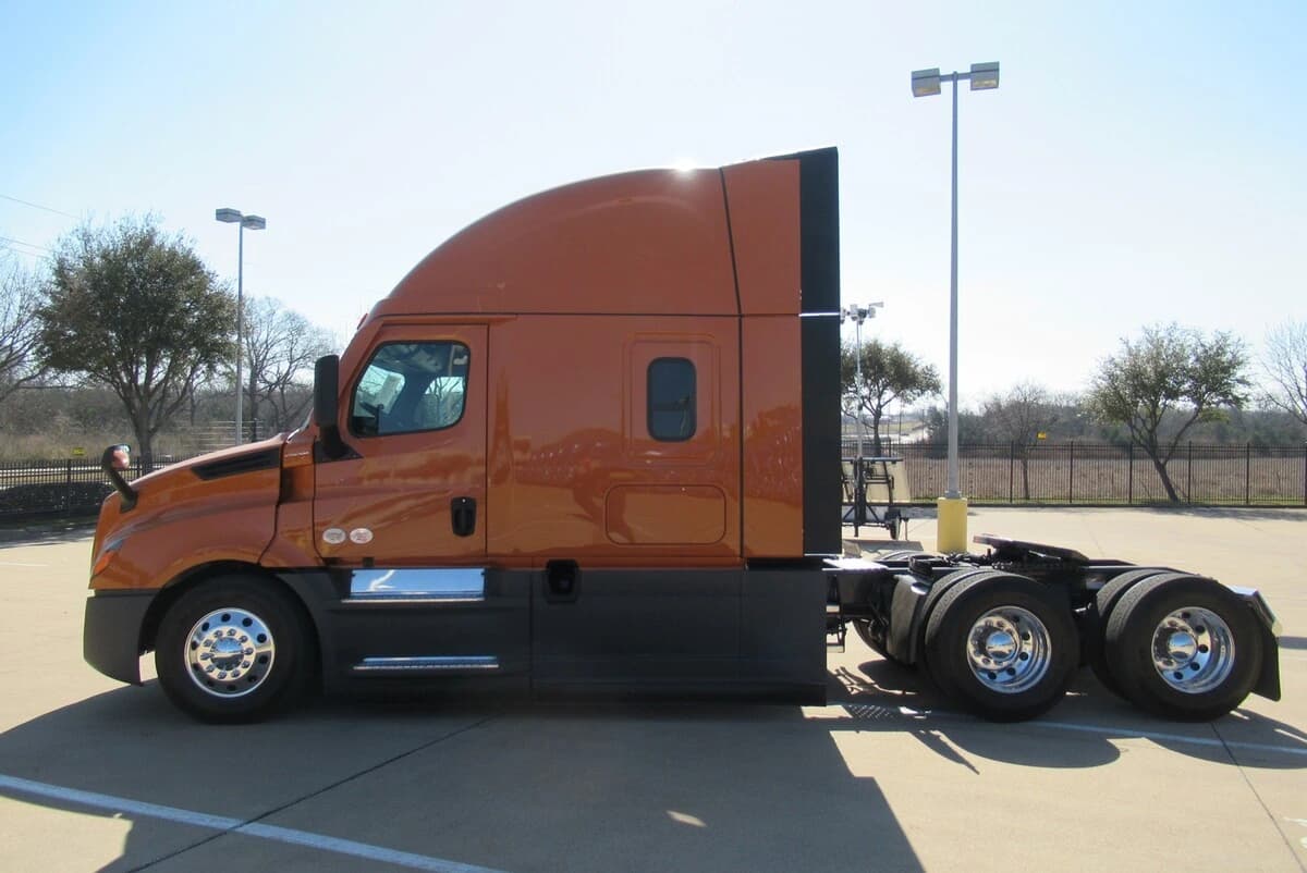 2025 Freightliner Cascadia — photo 6